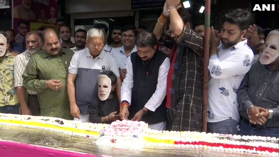 69 फीट लंबा केक काटा गया PM Narendra Modi's birthday