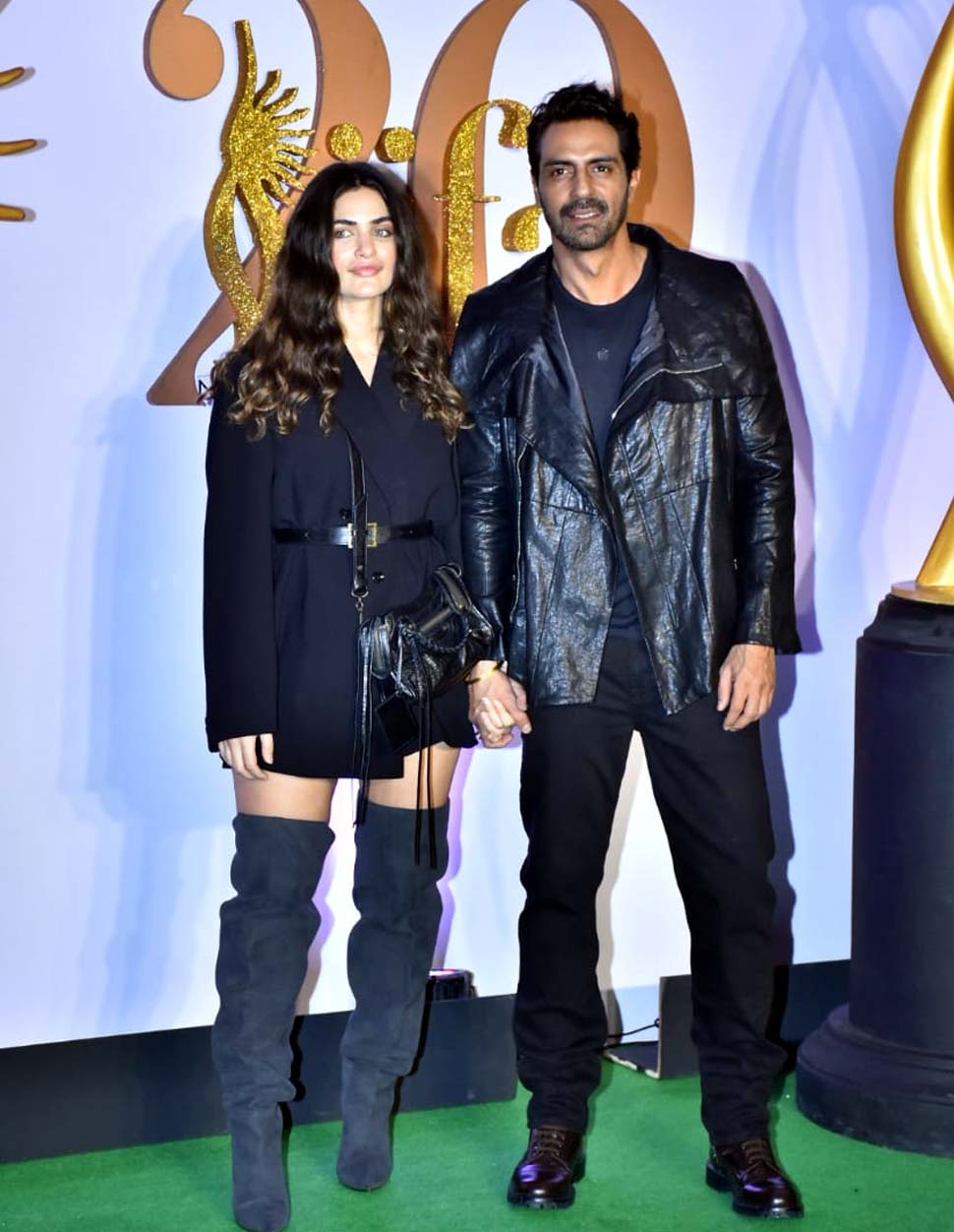 Girlfriend के साथ अर्जुन IIFA Rocks 2019: Katrina Kaif, Radhika Madan and Rakul Preet look glamorous in Golden Style