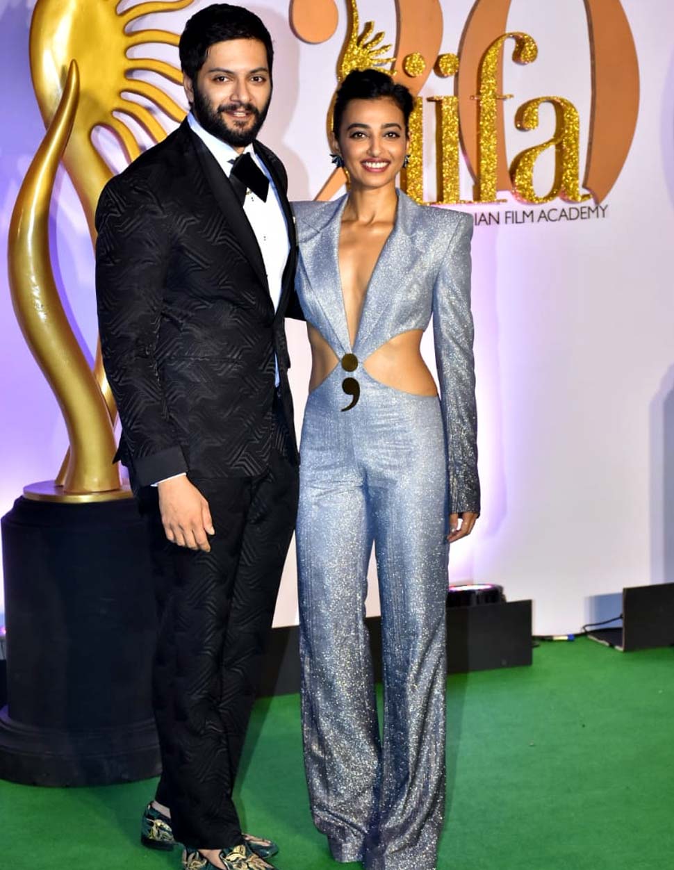 IIFA Rocks के होस्ट IIFA Rocks 2019: Katrina Kaif, Radhika Madan and Rakul Preet look glamorous in Golden Style