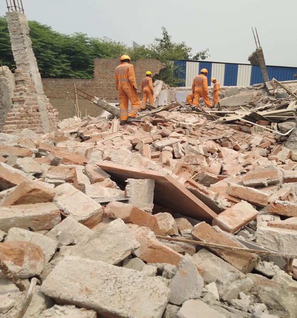 आस-पास के मकान हुए क्षतिग्रस्त Nearby houses damaged