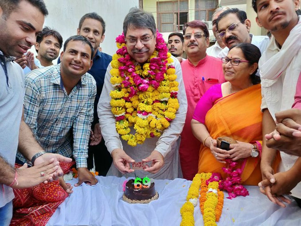 सतीश पूनिया ने कार्यकर्ताओं के साथ काटा केक Narendra Modi, PM Modi, Narendra Modi 69th birthday