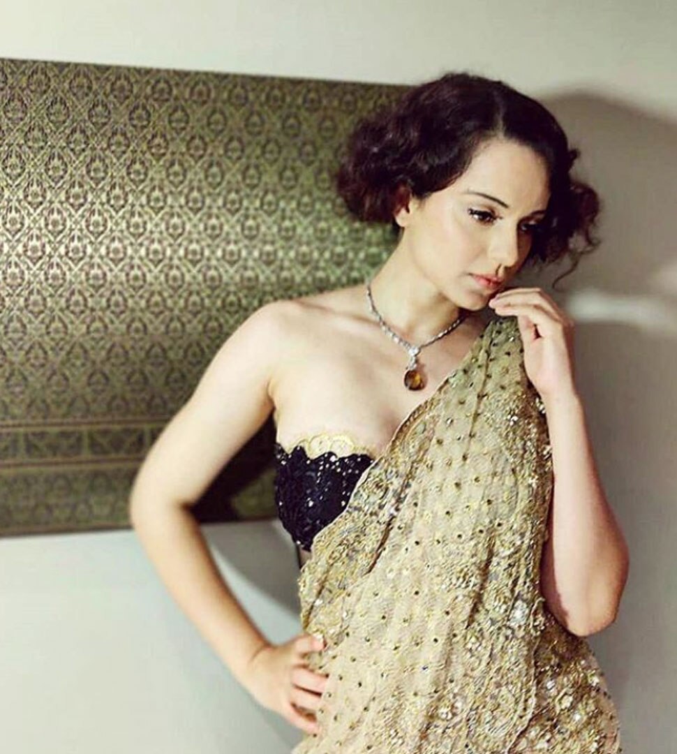 नेकलाइन ब्लैक ब्लाउज Kangana Ranaut