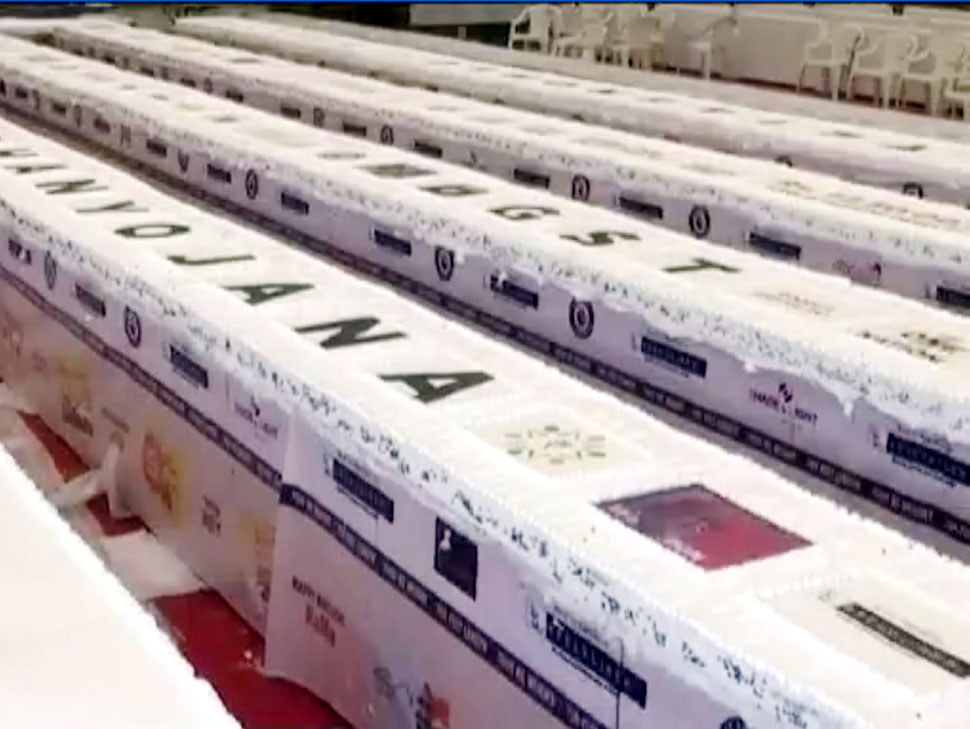 ब्रेडलाइनर द्वारा 7000 किलो का 700 फ़ीट लम्बा केक तैयार किया गया 700 Foot Long and 7000 Kg Weigh Cake