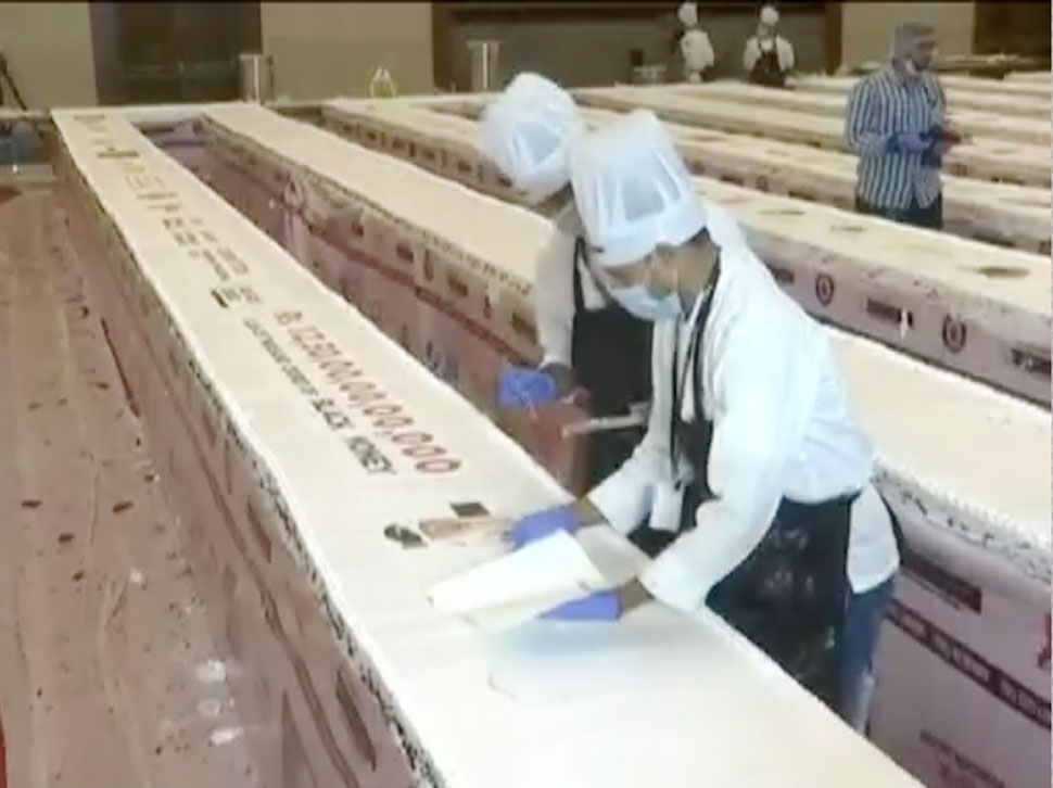 सरदार सरोवर डेम अपने ऐतिहासिक जलस्तर पर पंहुचा 700 Foot Long and 7000 Kg Weigh Cake