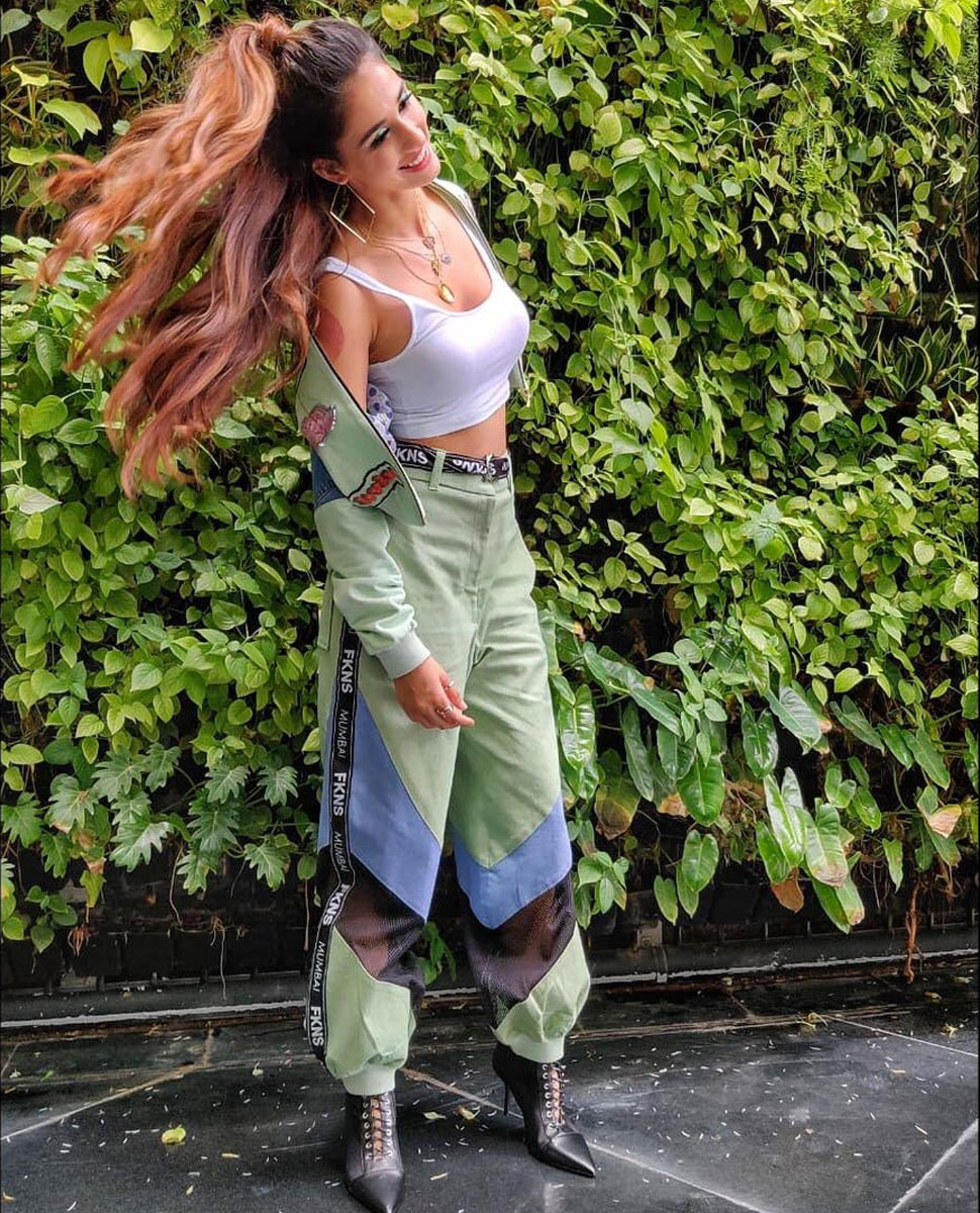 ग्रीन कलर का आउटफिट Disha Patani