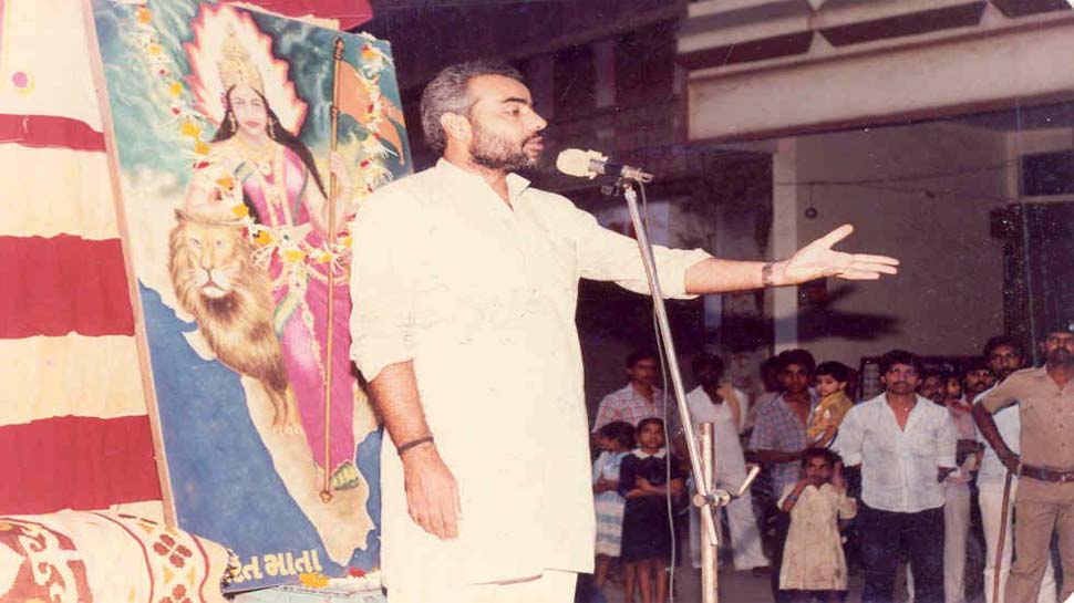 पीएम मोदी रोप ब्रिज पर चहलतदमी करते नजर आए. Gujarat