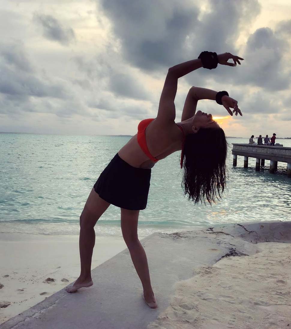 बीच वीयर में हॉट सुश Sushmita Sen Enjoying Romantic Vacation in Maldives with Boyfriend Rohman Shawl