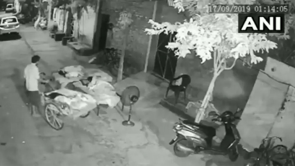 VIDEO: 4 साल की बच्ची को चोरी करने आया शख्स, परिवार की खुल गई नींद और... VIDEO: 4 साल की बच्ची को चोरी करने आया शख्स, परिवार की खुल गई नींद और...