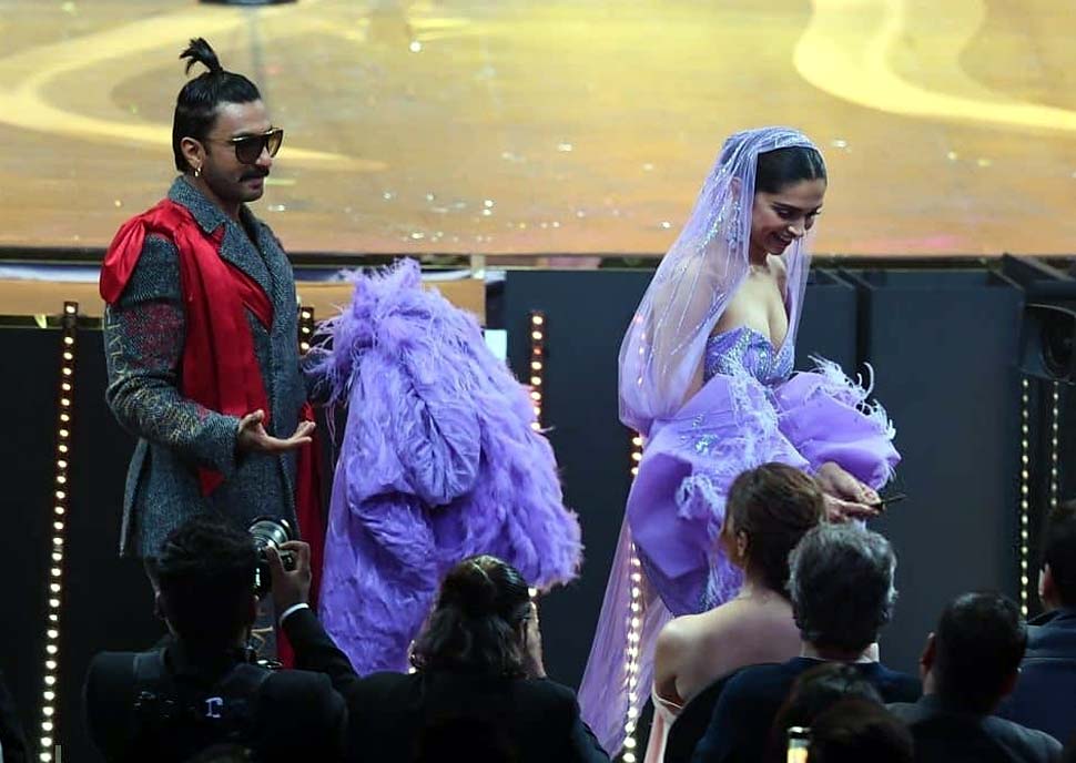 पति भी करते दिखे ड्यूटी IIFA Awards 2019: Ranveer Singh to Aparshakti Khurana Deepika padukone dress was surely taken a lot of care