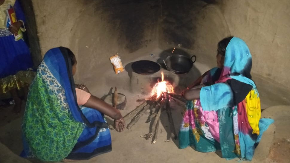 बच्चों को लालटेन में ही अपनी पढ़ाई करनी पड़ती है electricity connection
