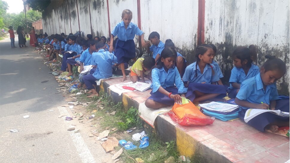 पटना: प्राइमरी स्कूल में भरा पानी, बच्चे सड़क पर पढ़ने को मजबूर