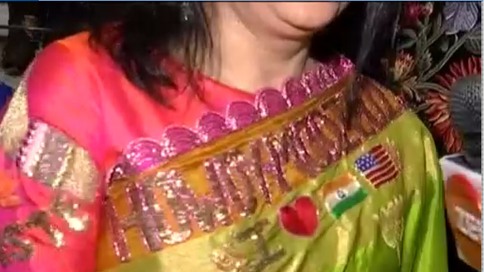 महिला की साड़ी में लिखा है 'HOWDY Modi' The woman's sari reads 'HOWDY Modi'