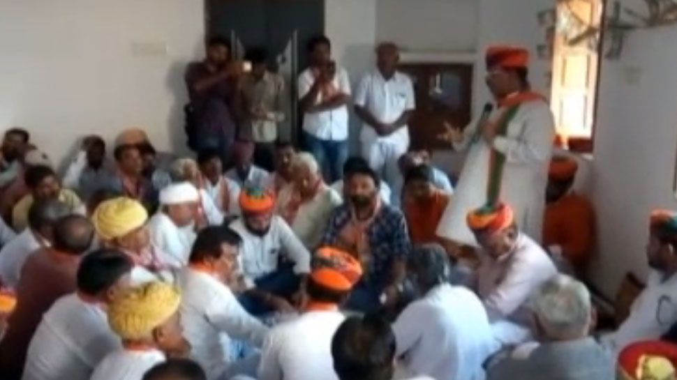 नागौर: बीजेपी नेता अरुण चतुर्वेदी पहुंचे खींवसर, कार्यकर्ताओं के साथ की मंत्रणा