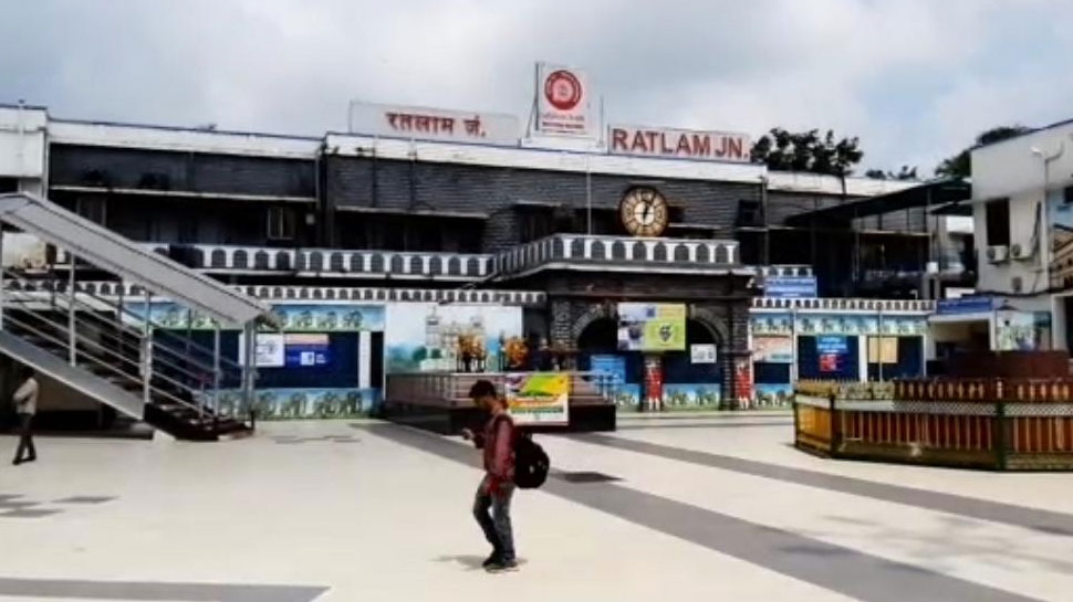 पत्ते के दोनो में खाने की वस्तुएं यात्रियों को दी जा रही Eco Friendly Plates in ratlam madhya pradesh