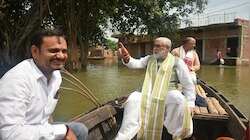  बक्सर: नाव में बैठकर बाढ़ पीड़ितों से मिलने पहुंचे अश्विनी चौबे, लिया जायजा