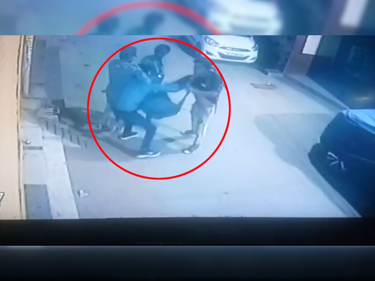 VIDEO: दिल्ली में लूटपाट का विरोध करना पड़ा महंगा, युवक की चाकू मारकर कर दी हत्या