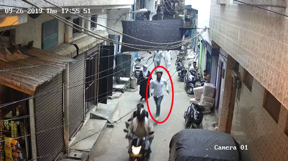 VIDEO: दिल्ली में बदमाशों ने बरपाया कहर, फिर एक शख्स को मारी गोलियां; सीसीटीवी में रिकॉर्ड