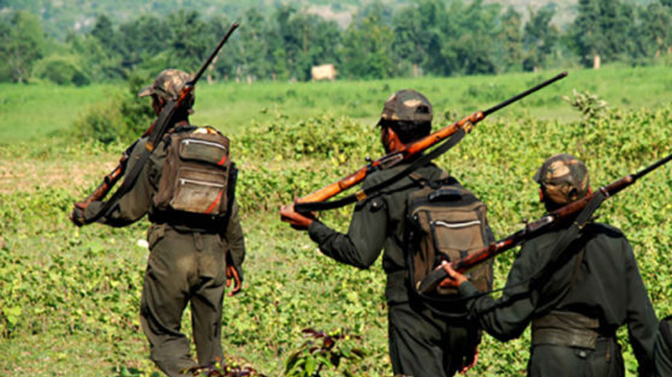बिहार में नक्सलियों ने सड़क निर्माण में लगे वाहन फूंके, गिरफ्तारी के लिए छापेमारी बिहार में नक्सलियों ने सड़क निर्माण में लगे वाहन फूंके, गिरफ्तारी के लिए छापेमारी