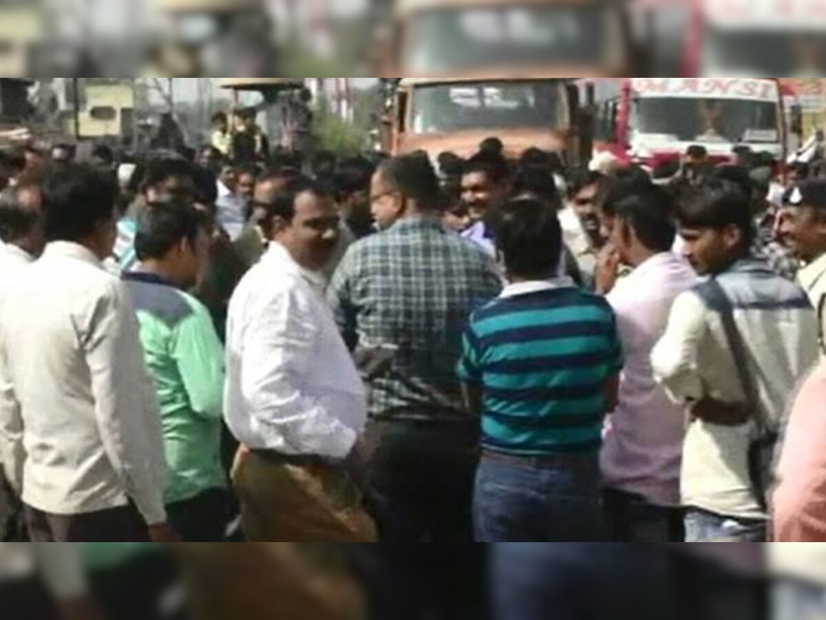 ग्रामीणों ने विरोध प्रदर्शन करते हुए मांडलगढ़ में 12वीं तक के स्कूल की मांग की है.