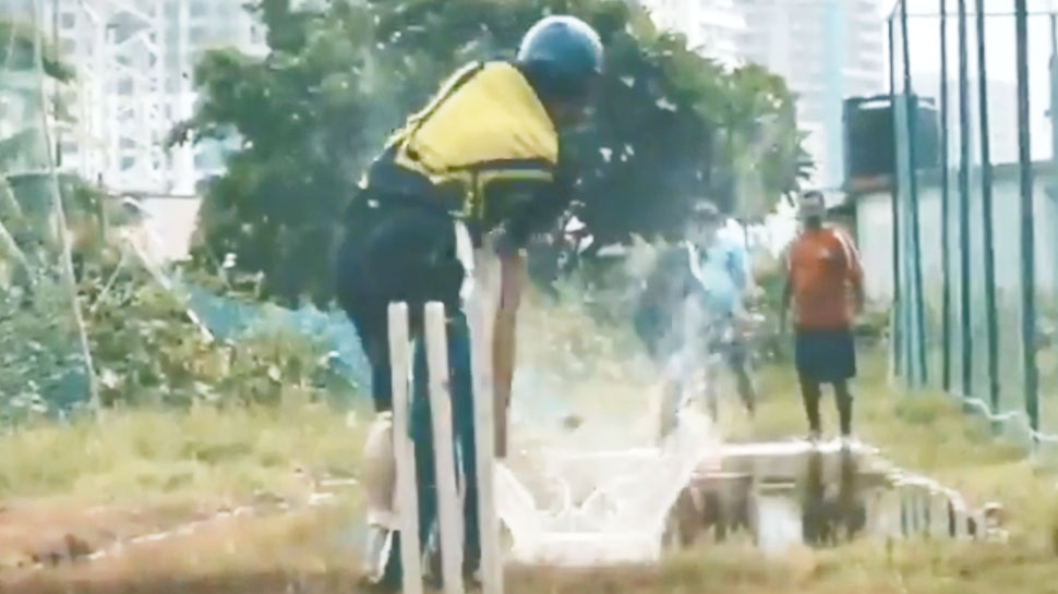 सचिन के हाथ में बैट हो तो बारिश भी हो जाती है बेअसर, देखें हैरान करने वाला VIDEO सचिन के हाथ में बैट हो तो बारिश भी हो जाती है बेअसर, देखें हैरान करने वाला VIDEO