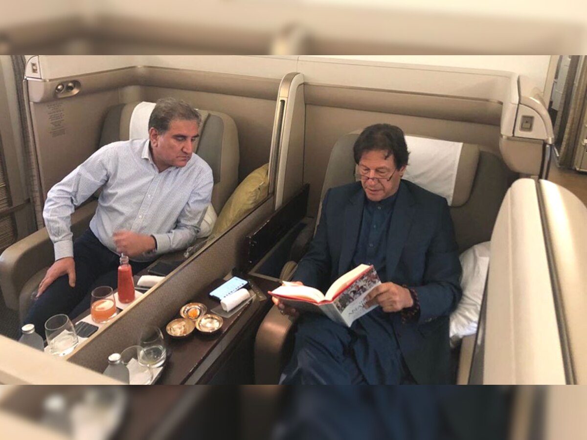 कमर्शियल फ्लाइट में यात्रा के दौरान पाक पीएम इमरान और विदेश मंत्री शाह महमूद कुरैशी. (फोटो साभार: PTI/Twitter)