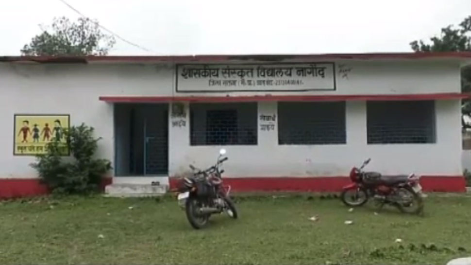 2 छात्रों को पढ़ाने के लिए नियुक्त हैं दो शिक्षक 2 छात्रों को पढ़ाने के लिए नियुक्त हैं दो शिक्षक