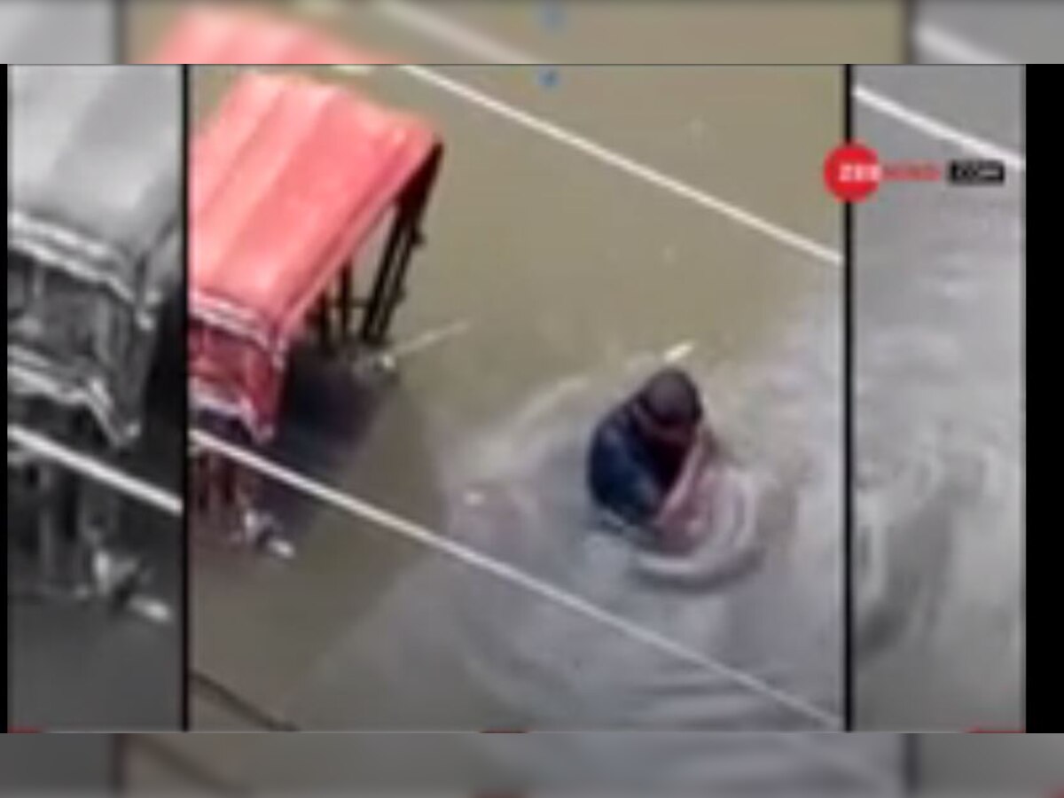 पटना: जब फूट-फूटकर रोने लगा पानी में फंसा रिक्शा चालक, VIRAL हुआ वीडियो