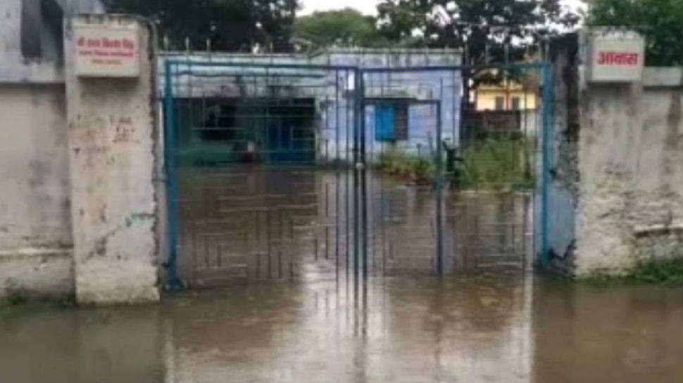 छपरा: लगातार बारिश के बाद कई इलाके जलमग्न, बीडीओ आवास में भी घुसा पानी