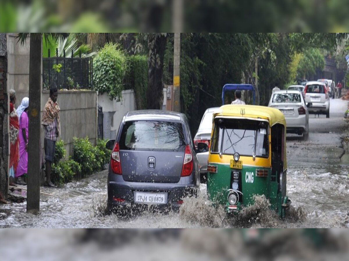 लोगों ने आरोप लगाया है कि कई दिनों से मोहल्ले में पानी भरा हुआ है. 