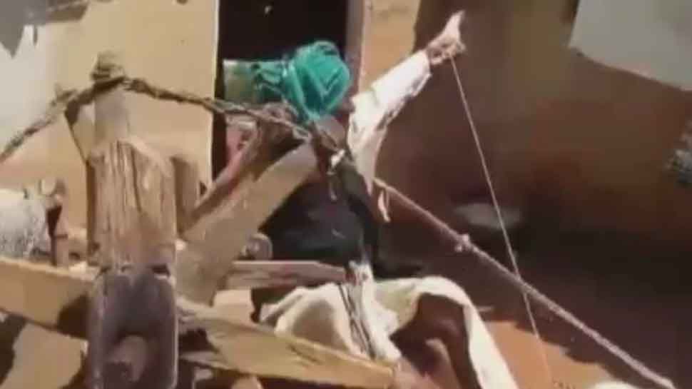 महिलाएं तैयार करती हैं सूत Women make yarn