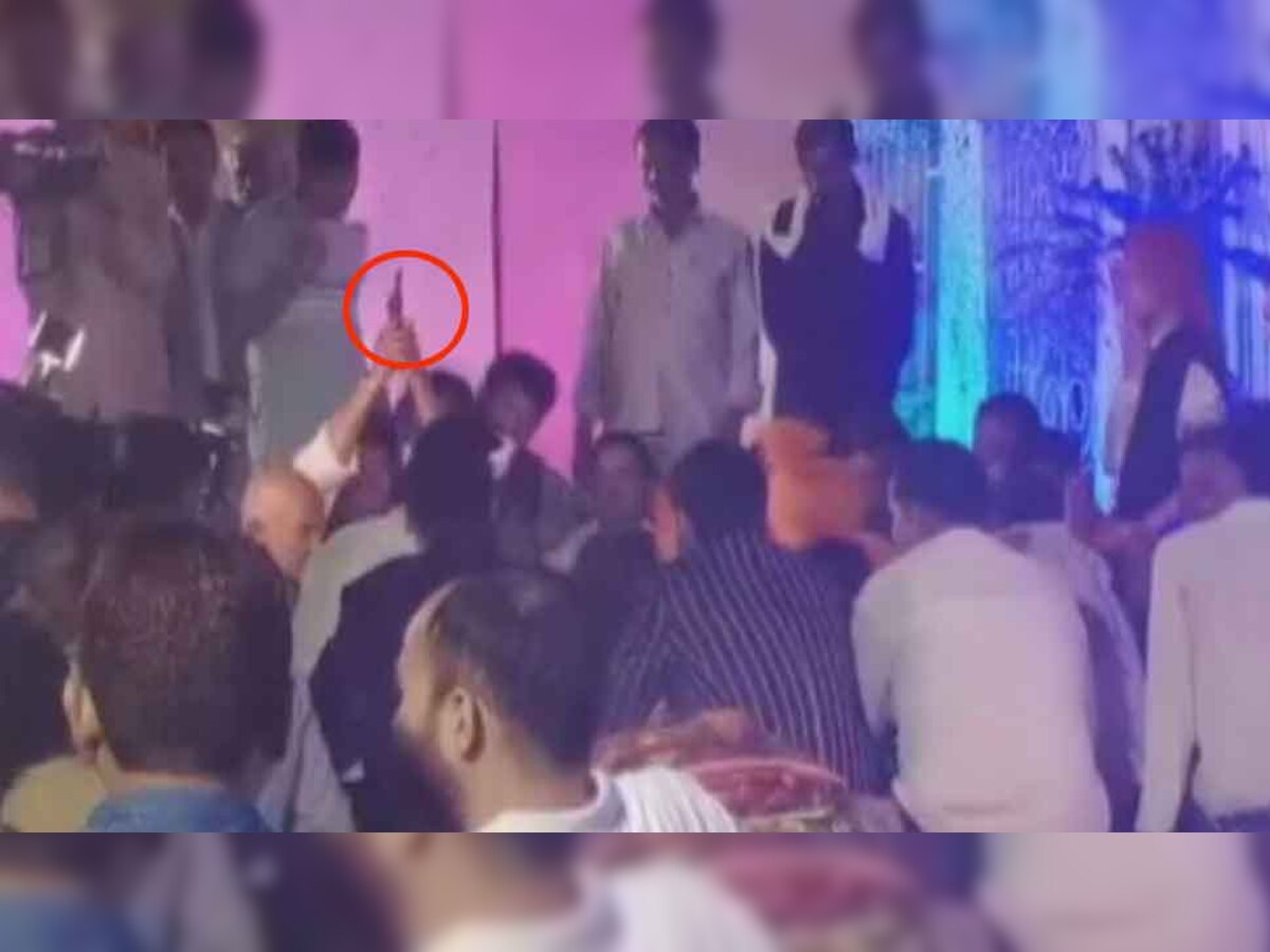 VIDEO: UP के पूर्व मंत्री के बेटे के तिलकोत्सव में खुशी में चला दी गोलियां, BJP नेता को जा लगी