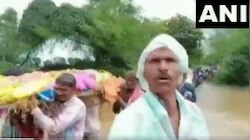 बाढ़ के पानी में चलकर ग्रामीणों को निकालनी पड़ी शवयात्रा, बोले- 'कोई नेता नहीं...'