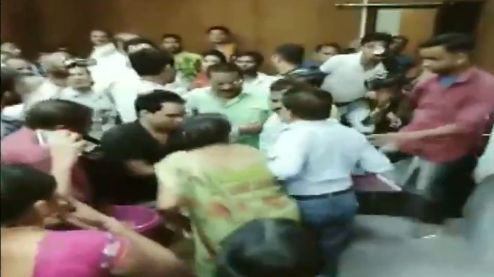 ग्वालियर में महिलाओं ने चप्पल से कर दी सरकारी अफसर की धुनाई, CCTV में कैद हुई वारदात ग्वालियर में महिलाओं ने चप्पल से कर दी सरकारी अफसर की धुनाई, CCTV में कैद हुई वारदात