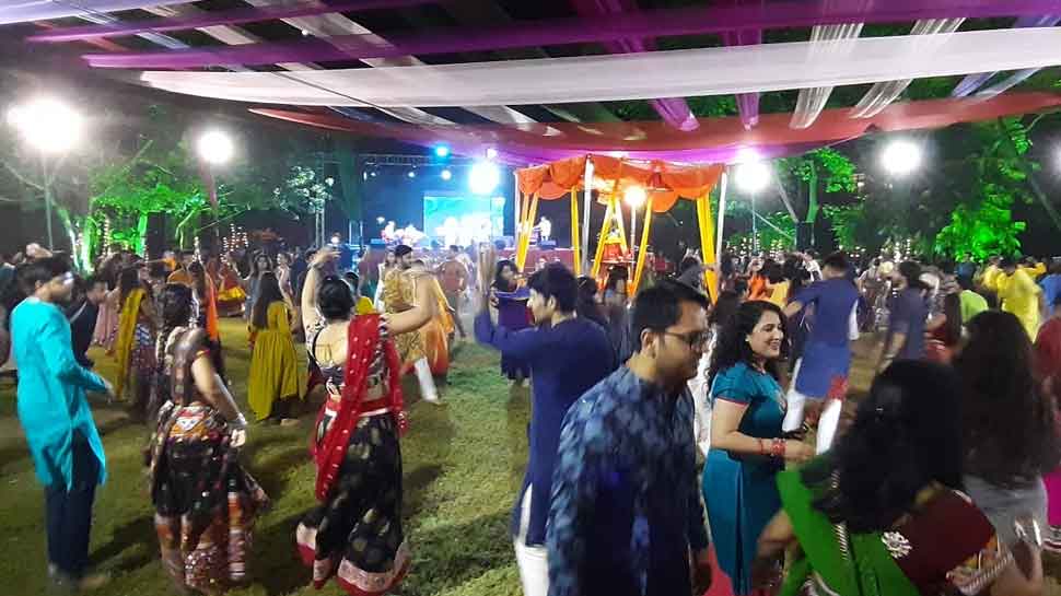 गरबा करने दिल्ली के हर कोने से गुजराती आते हैं Gujaratis come from every corner of Delhi to do garba