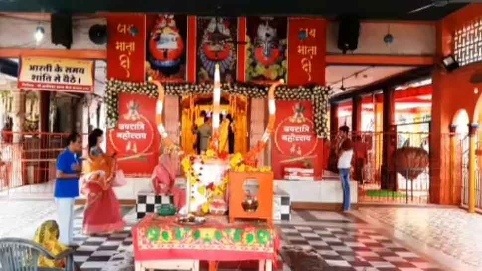 मां कालिका का आशीर्वाद लेने पहुंचते हैं भक्त Devotees reach to take blessings of mother Kalika
