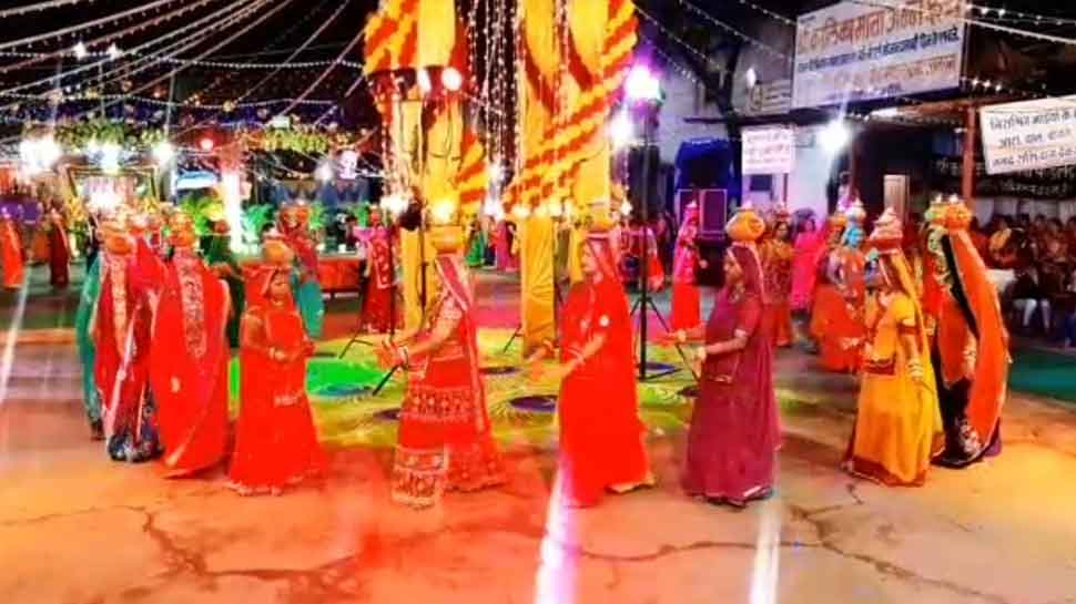 गरबा खेलने बाहर से भी आते हैं लोग People also come from outside to play garba
