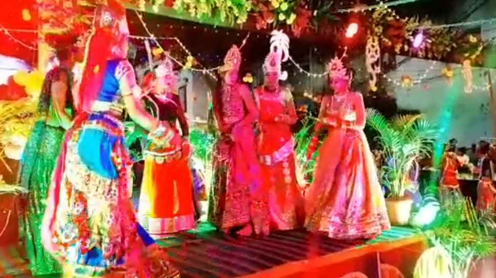 पारंपरिक वेशभूषा में होता है गरबा Garba takes place in traditional costumes