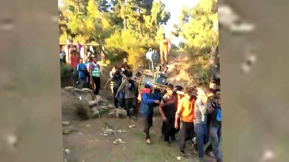VIDEO: गांव में ट्रांसफार्मर पहुंचने पर खुशी में झूमे ग्रामीण, बैंड बाजे के साथ किया स्वागत