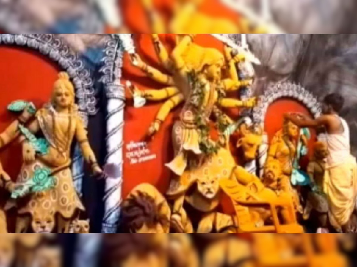 न मानपुर मुहल्ले के तेली टोला में कुछ अलग ही पंडाल और मां दुर्गा की प्रतिमा को स्थापित किया गया है.