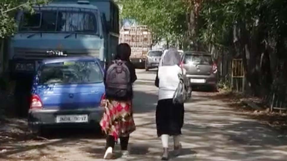 श्रीनगर में खुले स्कूल, छात्रों ने कहा- बिगड़े हालात हमेशा बच्चों का भविष्य बिगाड़ते हैं