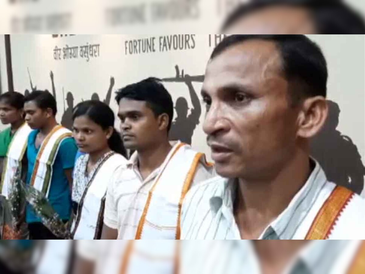आत्मसमर्पण करने वाले सभी नक्सलियों पर किसी न किसी घटना को लेकर अपराध दर्ज हैं.