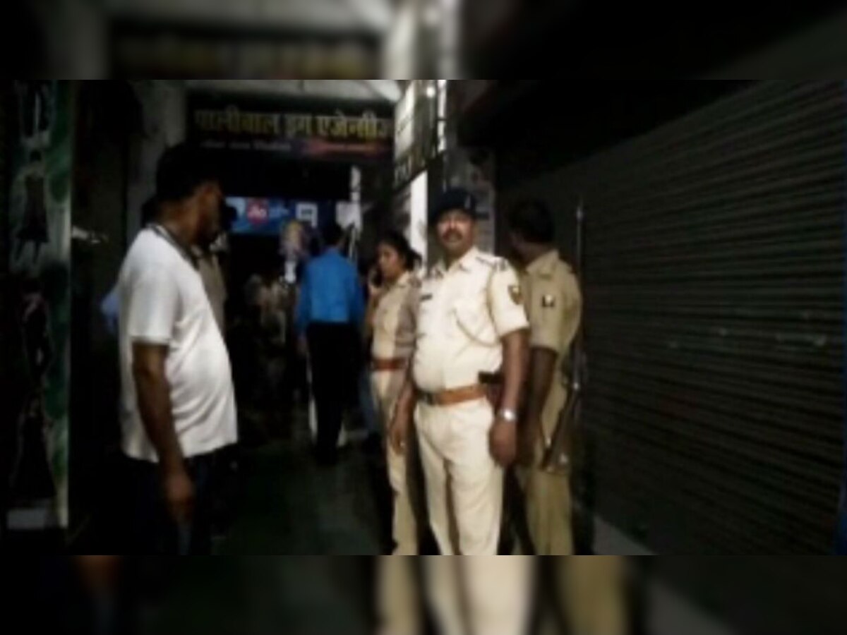 आक्रोशित लोगों ने पुलिस को खदेड़ दिया और पुलिसकर्मी के साथ हाथापाई की.