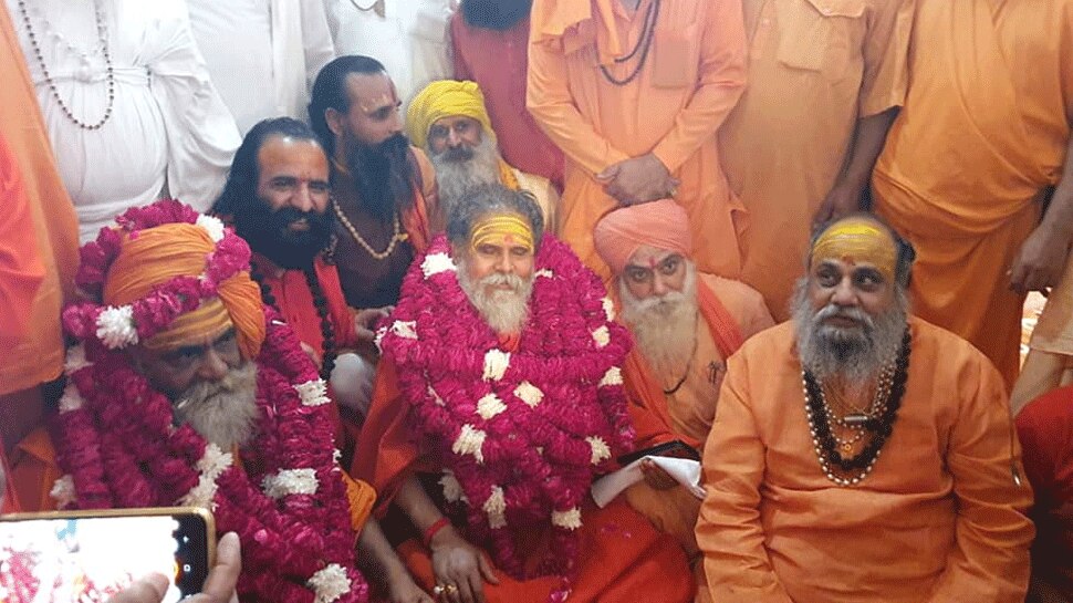 हरिद्वार: अखिल भारतीय अखाड़ा परिषद के दोबारा अध्यक्ष चुने गए महंत नरेंद्र गिरी हरिद्वार: अखिल भारतीय अखाड़ा परिषद के दोबारा अध्यक्ष चुने गए महंत नरेंद्र गिरी