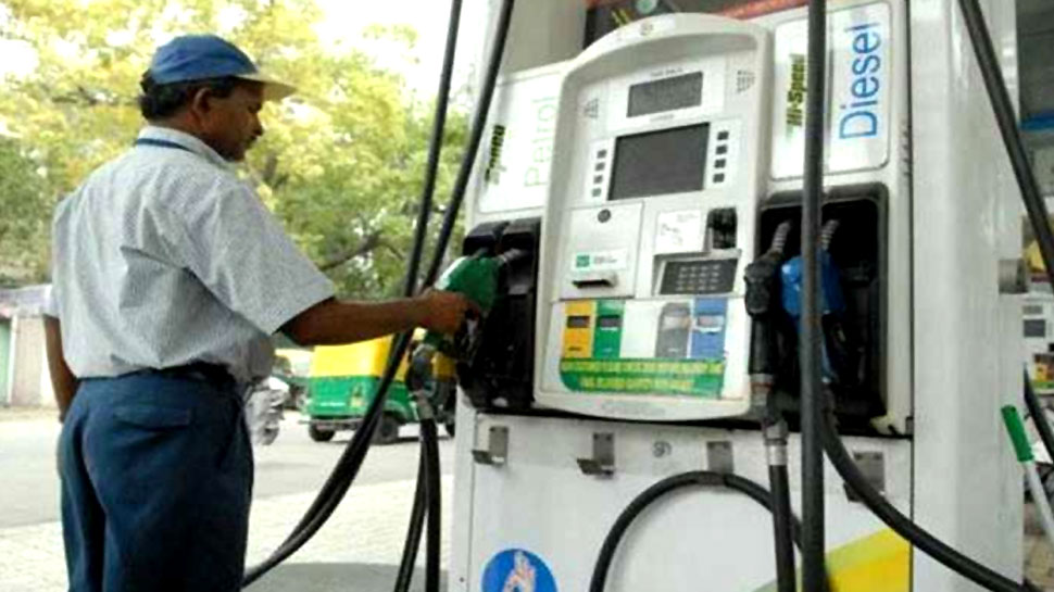 Petrol-Diesel Price: पेट्रोल-डीजल के दाम लगातार दूसरे दिन घटे, ये रहा आज का रेट