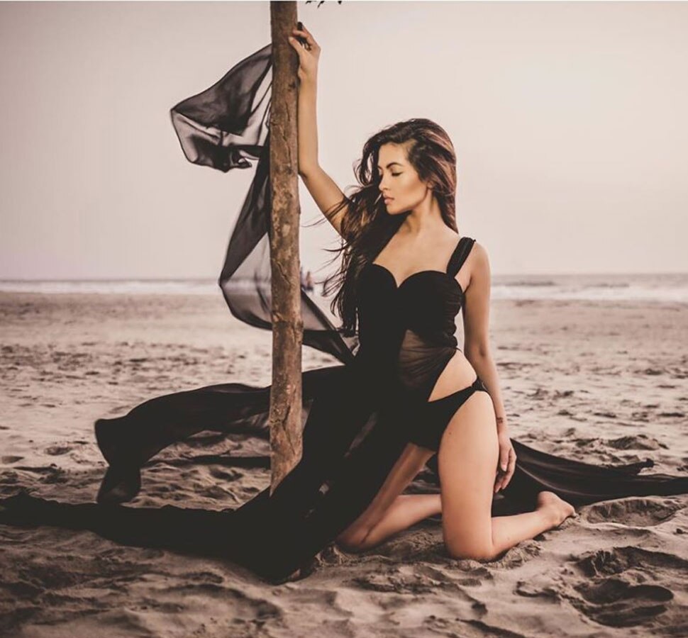 समुद्र किनारे जबरदस्त पोज Riya Sen