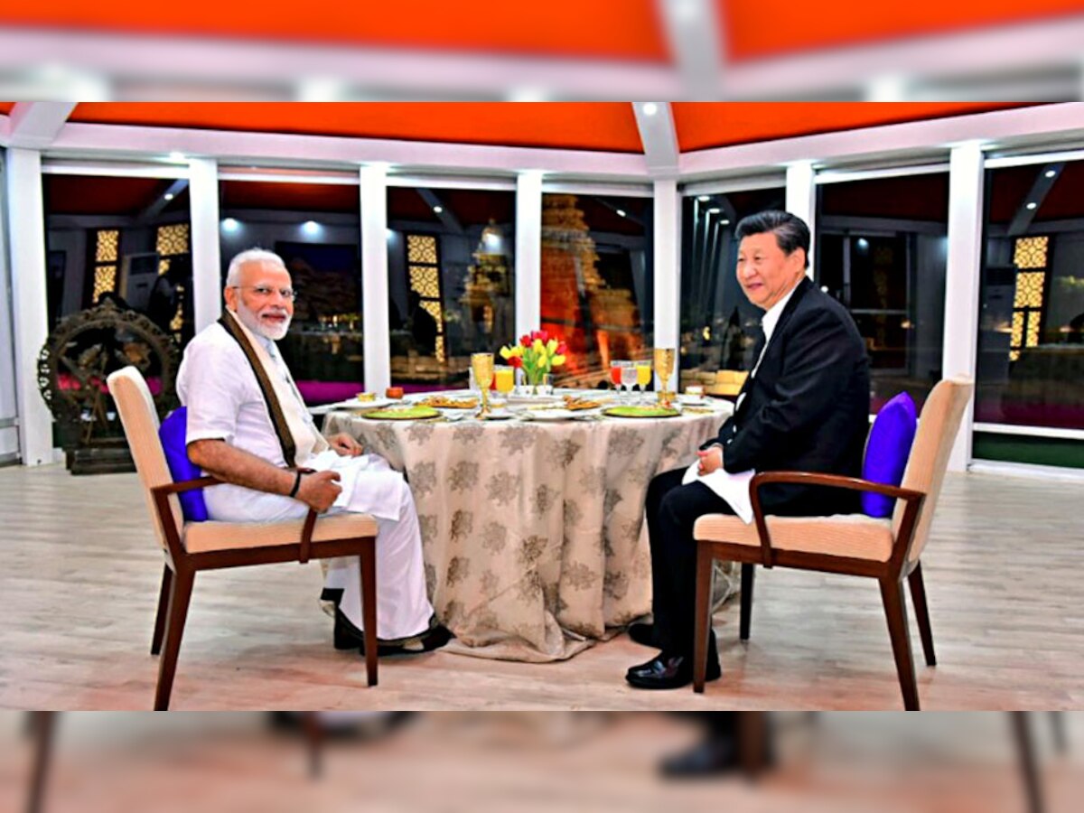 प्रधानमंत्री नरेंद्र मोदी और चीनी राष्ट्रपति झी जिनपिंग डनिर करते हुए. (फोटो:ANI)