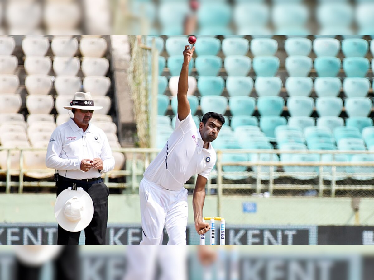 रविचंद्रन अश्विन ने पुणे टेस्ट मैच में दक्षिण अफ्रीका के खिलाफ पहली पारी में 4 विकेट झटके. उन्होंने दूसरी पारी में भी अच्छा प्रदर्शन किया. (फोटो: ANI)