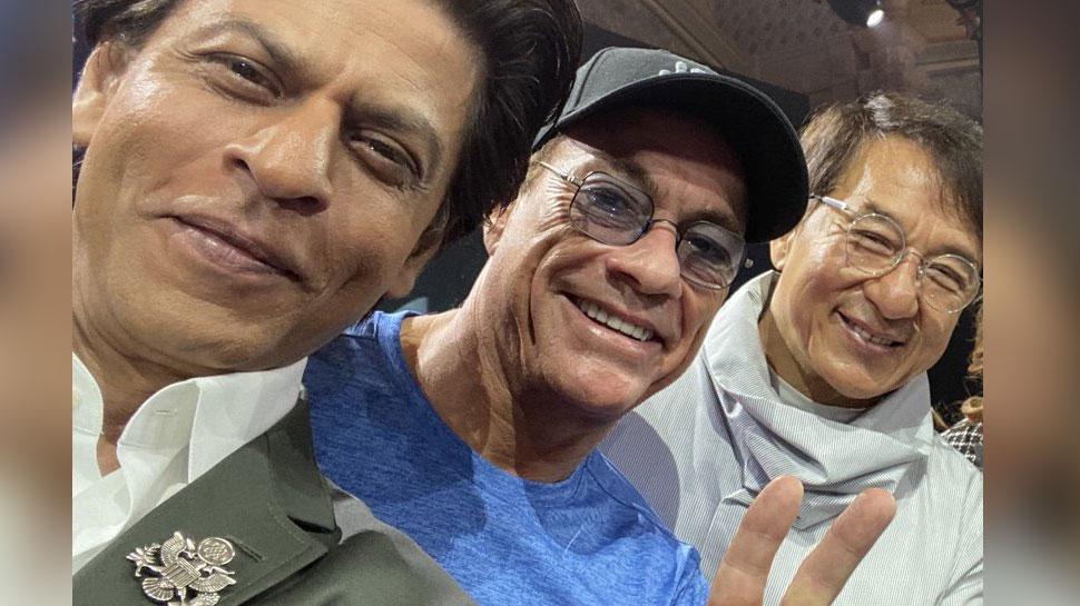 Shahrukh Khan S Fan Moment With Jackie Chan And Van Dam ज क च न क द ख श हर ख ख न ह ए जबर फ न स ल फ श यर कर कह बड ब त Hindi News ब ल व ड