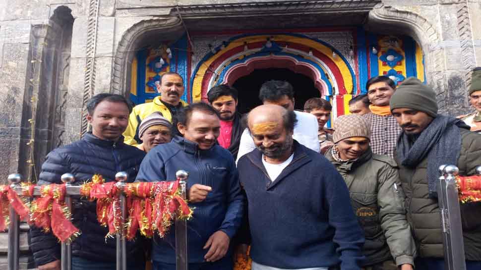 सुपरस्टार रजनीकांत ने बेटी के साथ किए केदारनाथ के दर्शन, बद्रीनाथ के लिए हुए रवाना