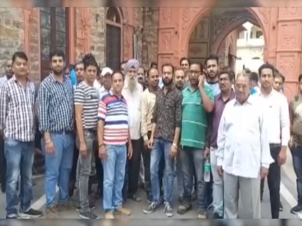 अतिक्रमण पर कार्रवाई से परेशान व्यापारी